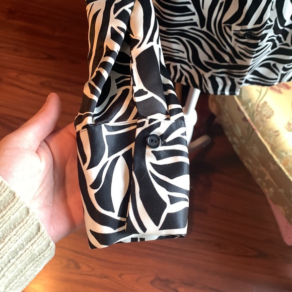 💗Zebra print button up v-neck blouse - Picture 2 of 5